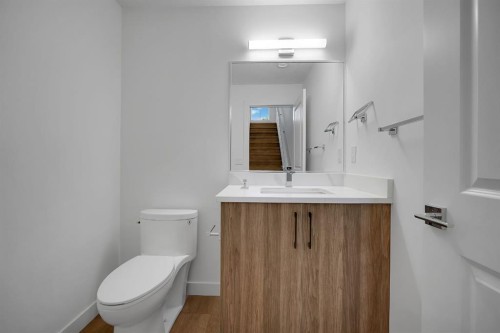 612 12 Avenue Ne, Calgary, AB - Indoor Photo Showing Bathroom