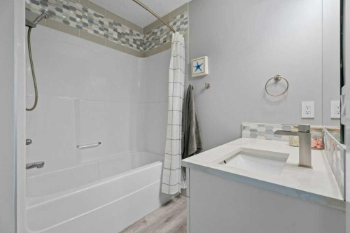 100 Drake Landing Common, Okotoks, AB - Indoor Photo Showing Bathroom