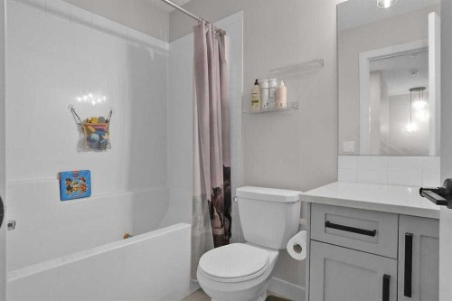 1139 Lanark Boulevard Se, Airdrie, AB - Indoor Photo Showing Bathroom