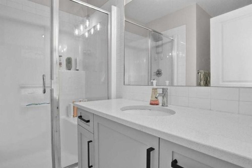 1139 Lanark Boulevard Se, Airdrie, AB - Indoor Photo Showing Bathroom