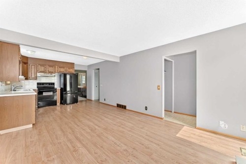 128 Erin Woods Drive Se, Calgary, AB - Indoor Photo Showing Kitchen