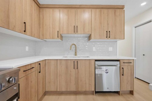 1387 Berkley Drive Nw, Calgary, AB - Indoor Photo Showing Kitchen