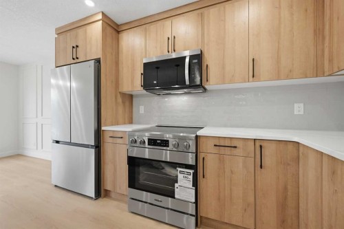 1387 Berkley Drive Nw, Calgary, AB - Indoor Photo Showing Kitchen