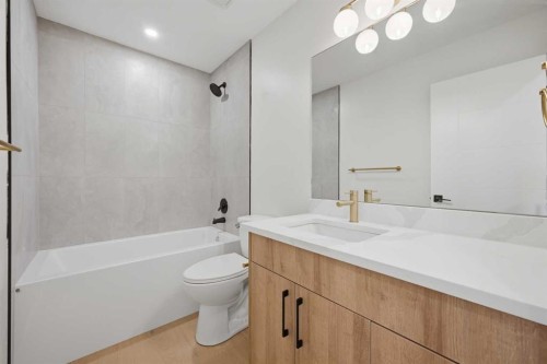 1387 Berkley Drive Nw, Calgary, AB - Indoor Photo Showing Bathroom