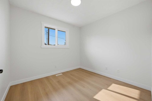 1387 Berkley Drive Nw, Calgary, AB - Indoor Photo Showing Other Room