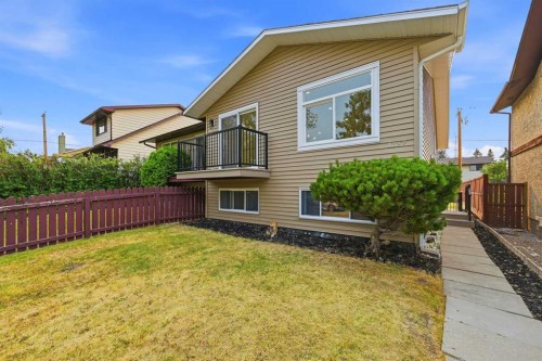 1387 Berkley Drive Nw, Calgary, AB - Outdoor