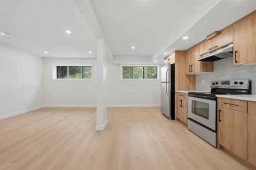 1387 Berkley Drive Nw, Calgary, AB - Indoor Photo Showing Kitchen