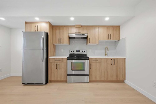 1387 Berkley Drive Nw, Calgary, AB - Indoor Photo Showing Kitchen