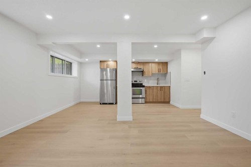 1387 Berkley Drive Nw, Calgary, AB - Indoor Photo Showing Kitchen