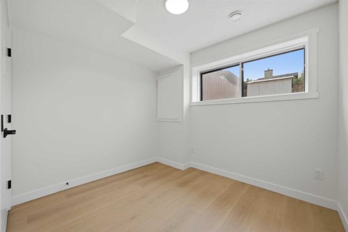 1387 Berkley Drive Nw, Calgary, AB - Indoor Photo Showing Other Room