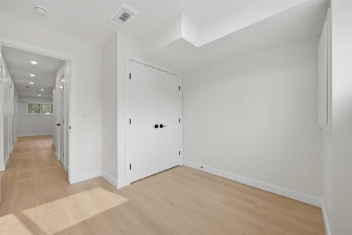1387 Berkley Drive Nw, Calgary, AB - Indoor Photo Showing Other Room