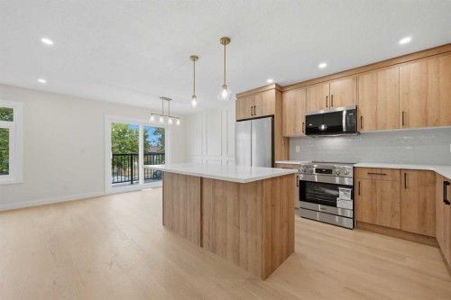 1387 Berkley Drive Nw, Calgary, AB - Indoor Photo Showing Kitchen With Upgraded Kitchen