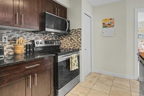 3407-403 Mackenzie Way Sw, Airdrie, AB - Indoor Photo Showing Kitchen