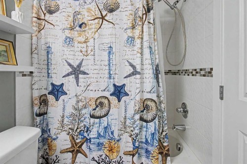 3407-403 Mackenzie Way Sw, Airdrie, AB - Indoor Photo Showing Bathroom