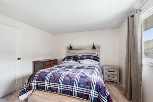 12-800 Bowcroft Place, Cochrane, AB - Indoor Photo Showing Bedroom