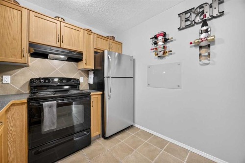 211 Bayside Point Sw, Airdrie, AB - Indoor Photo Showing Kitchen