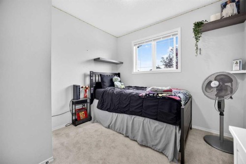 211 Bayside Point Sw, Airdrie, AB - Indoor Photo Showing Bedroom