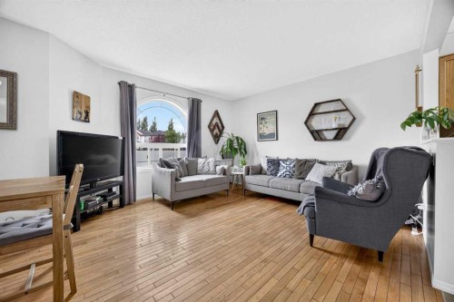 211 Bayside Point Sw, Airdrie, AB - Indoor Photo Showing Living Room