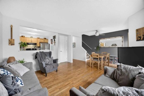 211 Bayside Point Sw, Airdrie, AB - Indoor Photo Showing Living Room