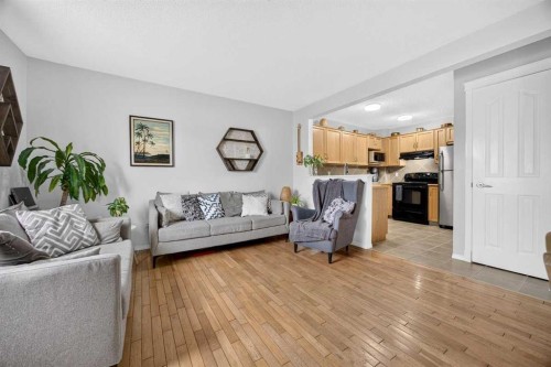 211 Bayside Point Sw, Airdrie, AB - Indoor Photo Showing Living Room
