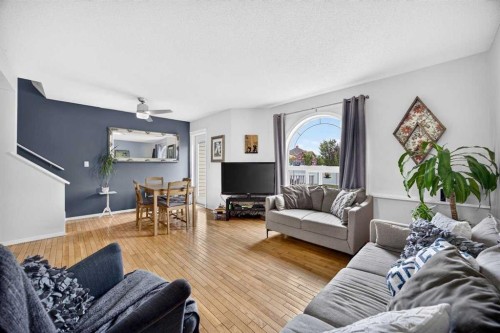 211 Bayside Point Sw, Airdrie, AB - Indoor Photo Showing Living Room