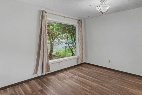 115 Mckenna Crescent Se, Calgary, AB - Indoor Photo Showing Other Room