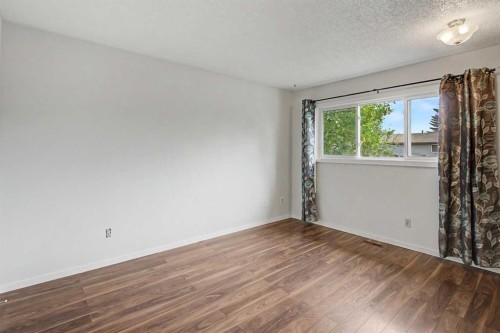 115 Mckenna Crescent Se, Calgary, AB - Indoor Photo Showing Other Room