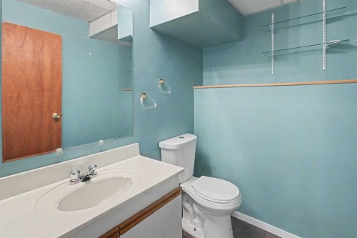 115 Mckenna Crescent Se, Calgary, AB - Indoor Photo Showing Bathroom