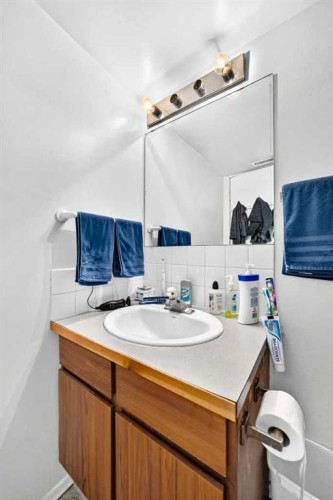 1117 8 Street Se, Calgary, AB - Indoor Photo Showing Bathroom