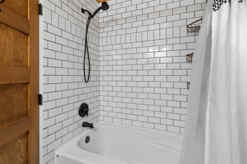 20 Mapleburn Drive Se, Calgary, AB - Indoor Photo Showing Bathroom