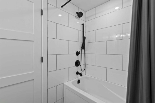 20 Mapleburn Drive Se, Calgary, AB - Indoor Photo Showing Bathroom