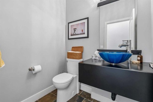 2-441 20 Avenue Ne, Calgary, AB - Indoor Photo Showing Bathroom