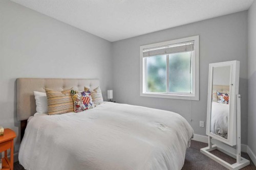 2-441 20 Avenue Ne, Calgary, AB - Indoor Photo Showing Bedroom