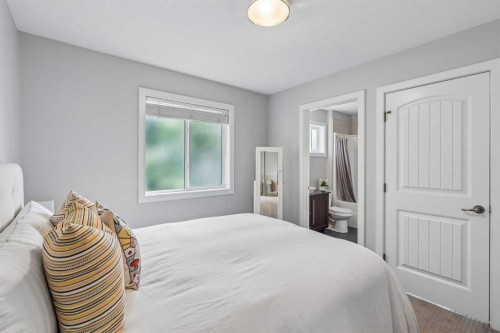 2-441 20 Avenue Ne, Calgary, AB - Indoor Photo Showing Bedroom