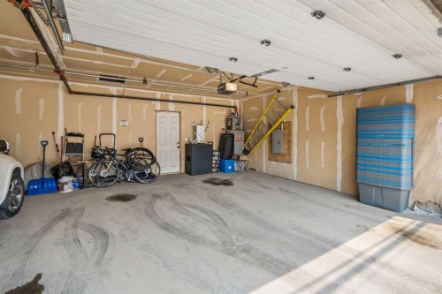 2-441 20 Avenue Ne, Calgary, AB - Indoor Photo Showing Garage