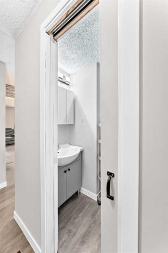 2078 7 Avenue North, Lethbridge, AB - Indoor Photo Showing Bathroom