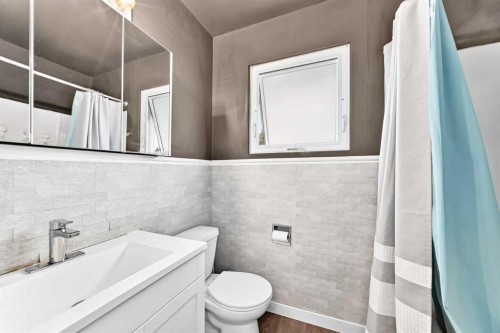 2078 7 Avenue North, Lethbridge, AB - Indoor Photo Showing Bathroom