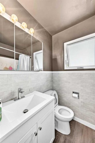 2078 7 Avenue North, Lethbridge, AB - Indoor Photo Showing Bathroom