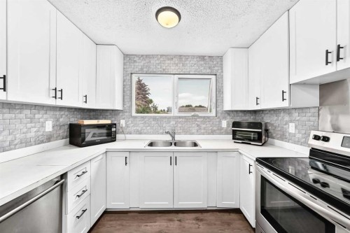 2078 7 Avenue North, Lethbridge, AB - Indoor Photo Showing Kitchen With Double Sink