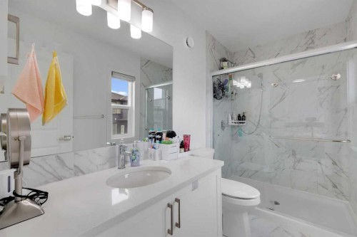 89 Amblehurst Gardens Nw, Calgary, AB - Indoor Photo Showing Bathroom