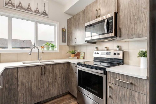 497 Hillcrest Road Sw, Airdrie, AB - Indoor Photo Showing Kitchen