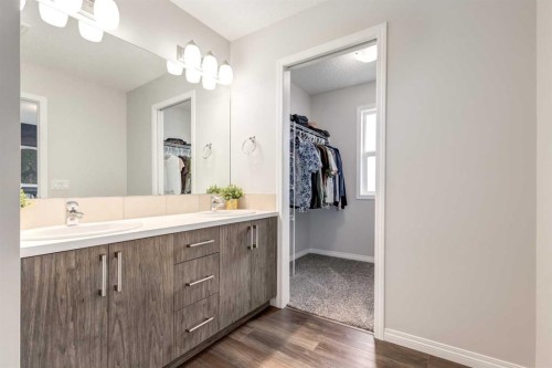 497 Hillcrest Road Sw, Airdrie, AB - Indoor Photo Showing Bathroom