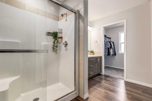 497 Hillcrest Road Sw, Airdrie, AB - Indoor Photo Showing Bathroom