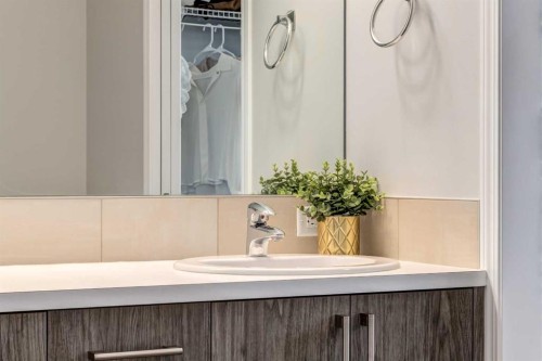 497 Hillcrest Road Sw, Airdrie, AB - Indoor Photo Showing Bathroom