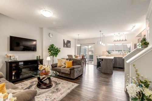 497 Hillcrest Road Sw, Airdrie, AB - Indoor Photo Showing Living Room