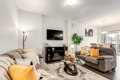 497 Hillcrest Road Sw, Airdrie, AB - Indoor Photo Showing Living Room