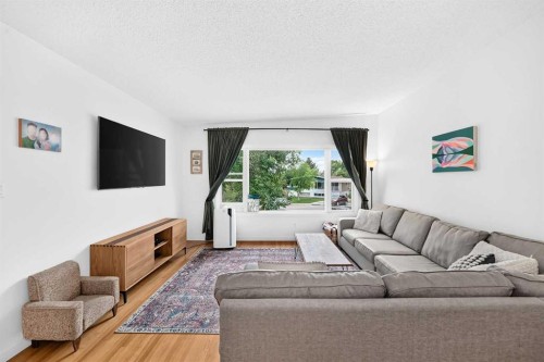 71 Dalton Bay Nw, Calgary, AB - Indoor Photo Showing Living Room