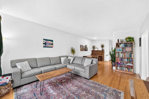 71 Dalton Bay Nw, Calgary, AB - Indoor Photo Showing Living Room