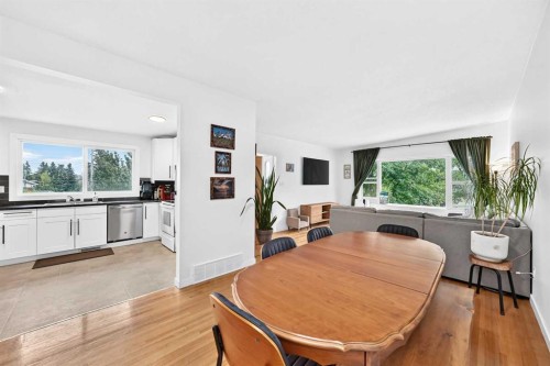 71 Dalton Bay Nw, Calgary, AB - Indoor Photo Showing Dining Room