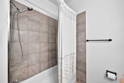 71 Dalton Bay Nw, Calgary, AB - Indoor Photo Showing Bathroom
